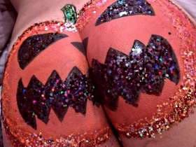 Natiche splendenti e mascherate: arriva #glitterbutt, la nuova moda di Halloween