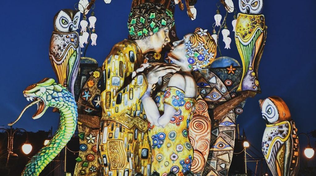 Il bacio di Klimt diventa gay per un carro del carnevale di Putignano