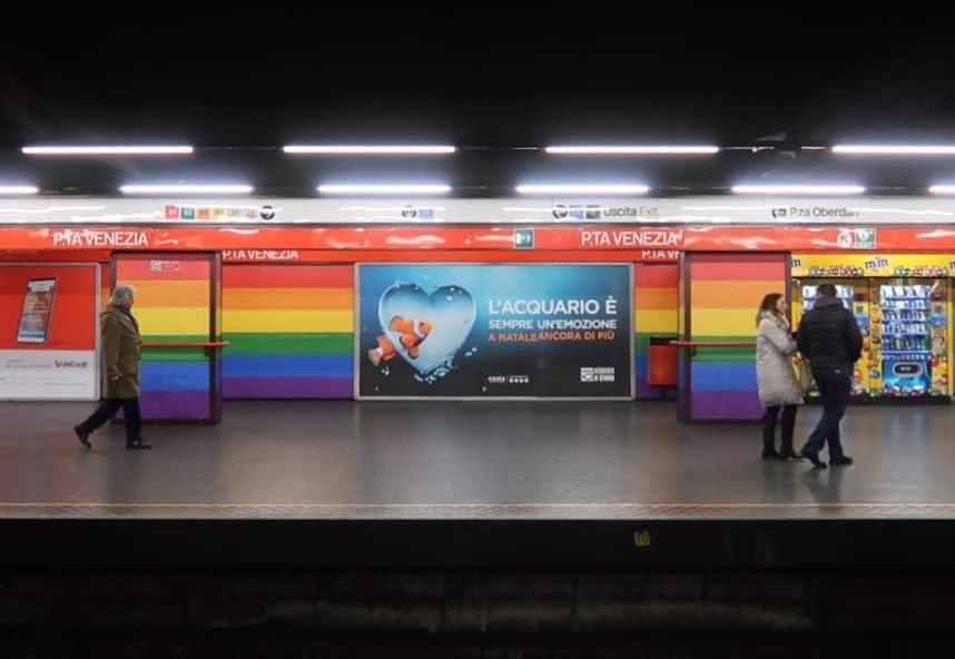 Milano – La stazione metro di Porta Venezia torna rainbow dopo le proteste