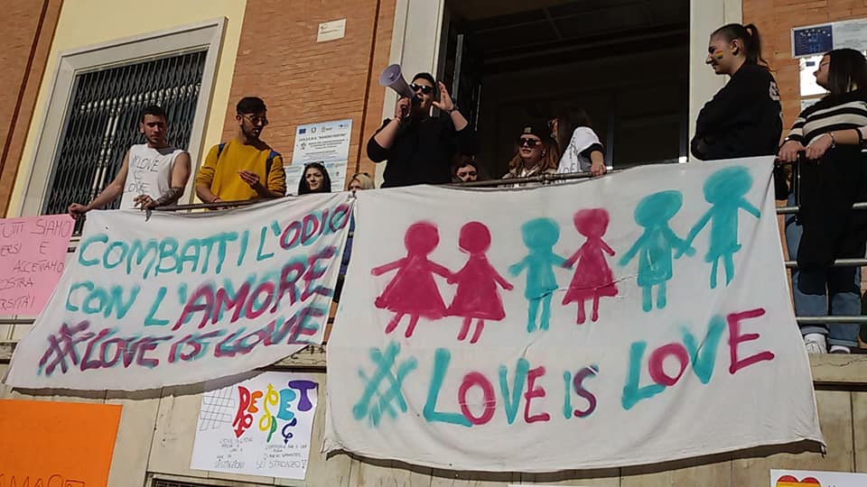 Scritte omofobe a scuola, i compagni fanno un flashmob: #siamotuttifroci