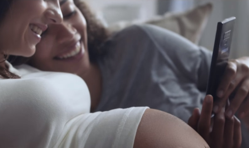 La maternità di una coppia di donne nel nuovo spot di Samsung Galaxy – Guarda il video
