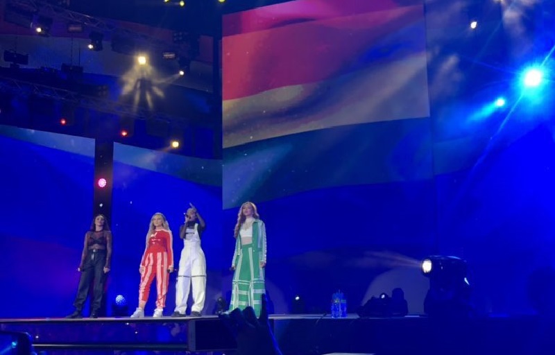 Le Little Mix sfidano la legge degli Emirati Arabi con la bandiera arcobaleno