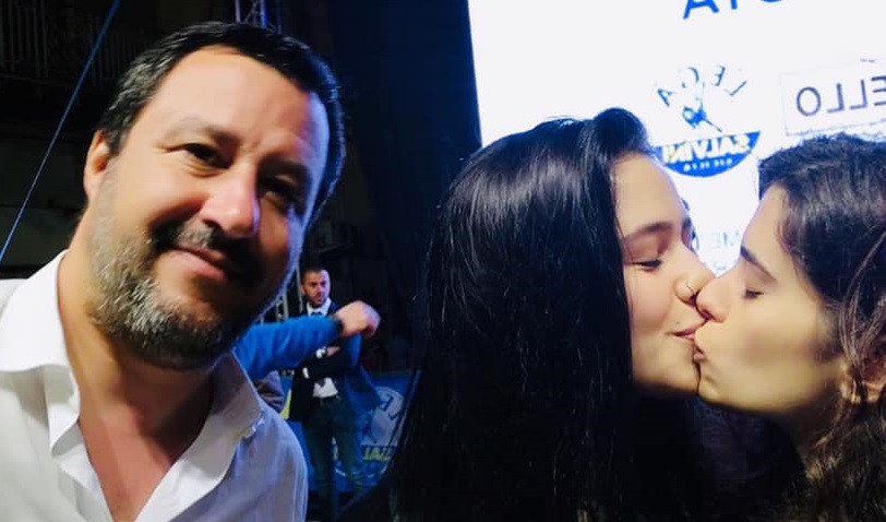 Due ragazze trollano Salvini: gli chiedono un selfie e poi si baciano