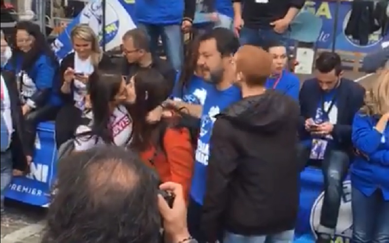 Un ragazzo ha tentato di baciare Salvini durante un selfie