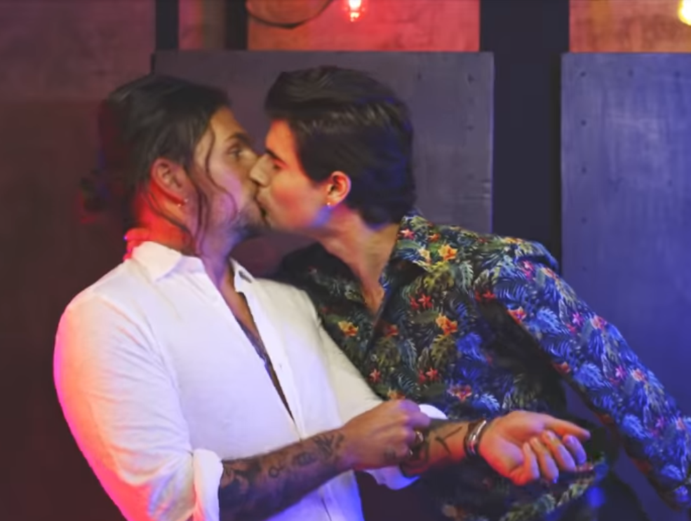 Enrico Nigiotti, baci gay nel videoclip di Notturna: «È bello lasciarsi andare»