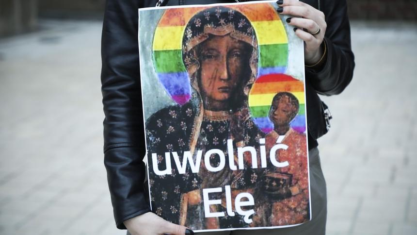 Attivista polacca arrestata per l’immagine di una Madonna con l’aureola arcobaleno