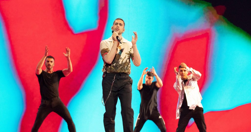 Eurovision, Mahmood sul palco con tre ballerini per la prima prova ufficiale