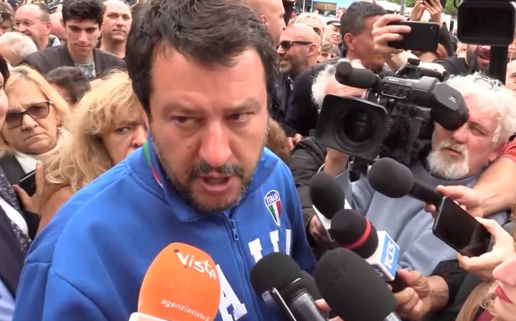 Festa della mamma, Salvini la celebra attaccando le famiglie arcobaleno