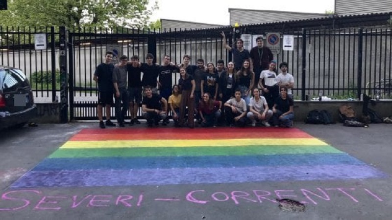 Milano, gli studenti trasformano scritta omofoba in arcobaleno