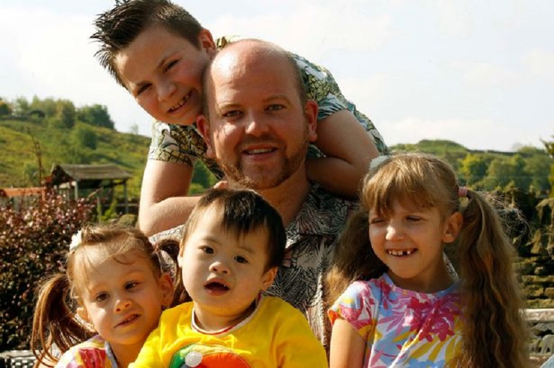 Ben, gay e single, adotta cinque bambini con disabilità