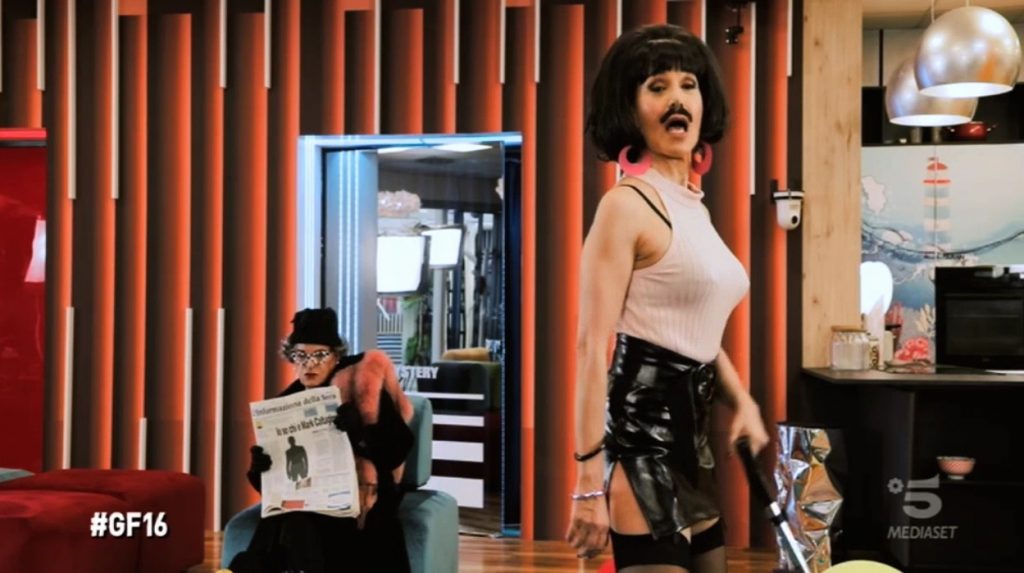Barbara d’Urso è Freddie Mercury e Geri Halliwell nella sigla del GF: Video