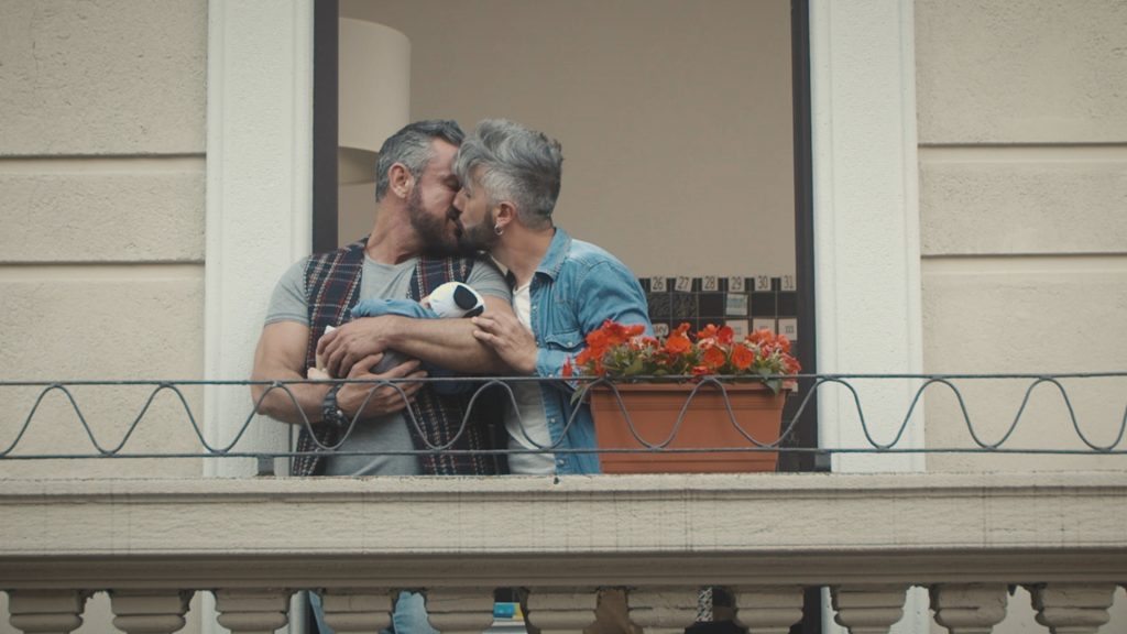 «A chi può dar fastidio un bacio?»: lo spot di Idealista per il Milano Pride