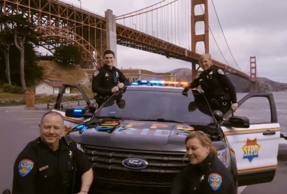 San Francisco, la Polizia celebra il Pride Month con auto e divise rainbow