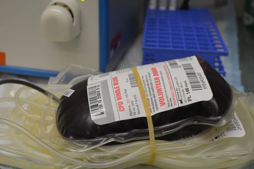 Francia, ridotto il criterio di astinenza per donare il sangue per gli MSM