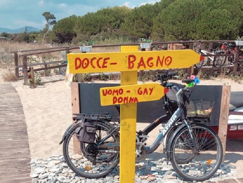 Salerno, un lido balneare divide i bagni per uomo, donna e gay
