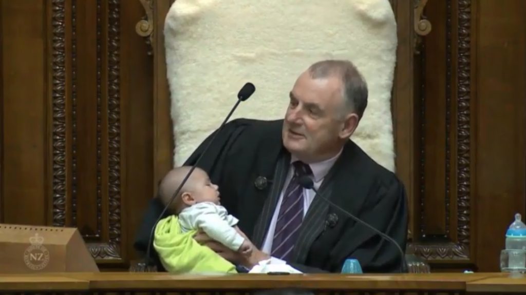 Il presidente della Camera neozelanese allatta il figlio del deputato gay durante la seduta