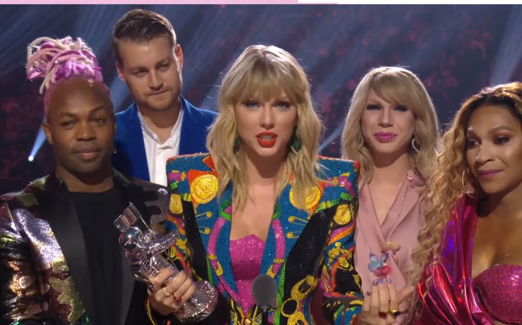 Taylor Swift vince gli MTV VMA 2019 con un video queer e sfida Trump sui diritti LGBT