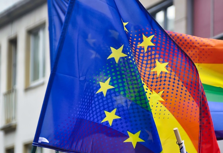 Rapporto Ue: l’Italia è tra i Paesi che discriminano di più le persone LGBTI e Rom