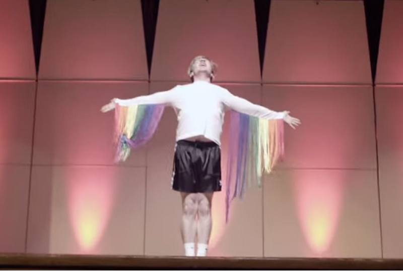 L’epico coming out di uno studente durante lo spettacolo di un’università cristiana – VIDEO