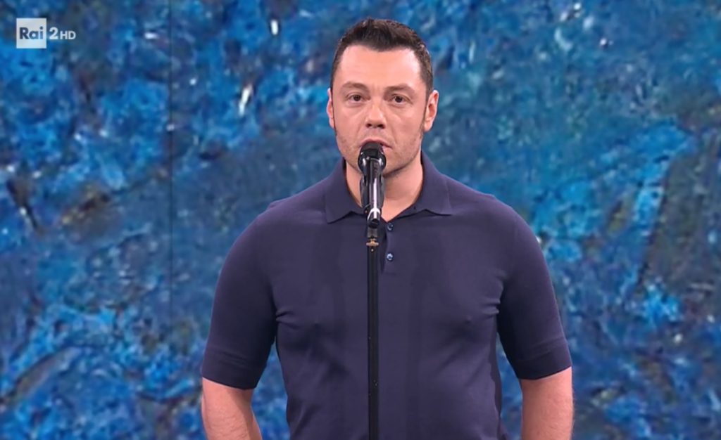Tiziano Ferro emoziona il pubblico con un toccante monologo sul bullismo