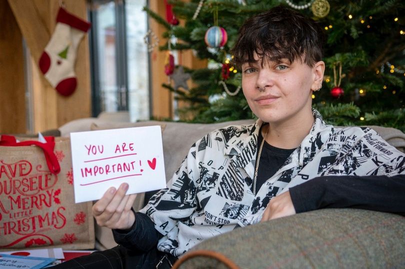 Ellis, il ragazzo trans che ha inviato migliaia di cartoline natalizie alle persone LGBT+ sole