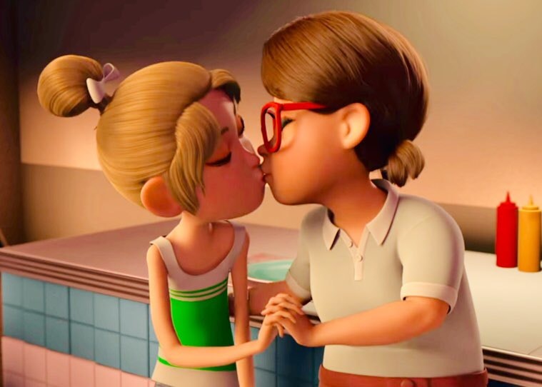Un bacio lesbico nel cartone Netflix “3 in mezzo a noi: I racconti di Arcadia”