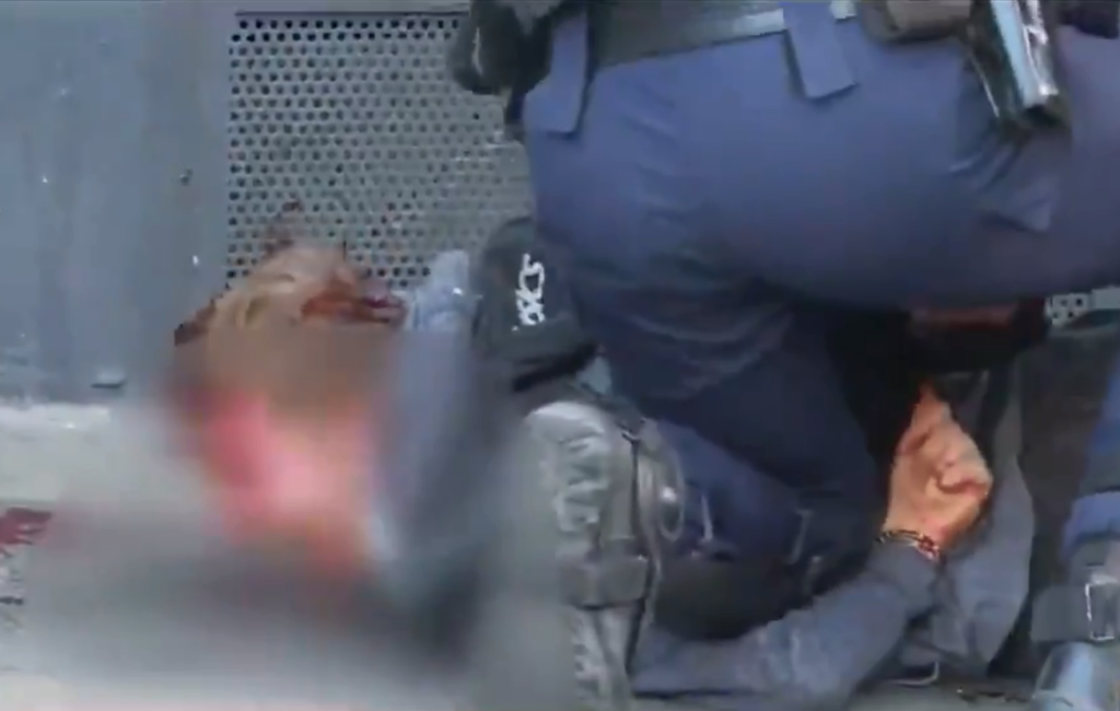 Poliziotto pesta un gilet giallo, poi si giustifica: «Voleva infettarmi con l’HIV»