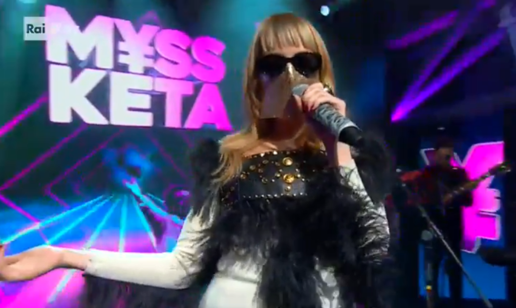 Myss Keta canta “Un Sanremo che conta” a L’Altro Festival