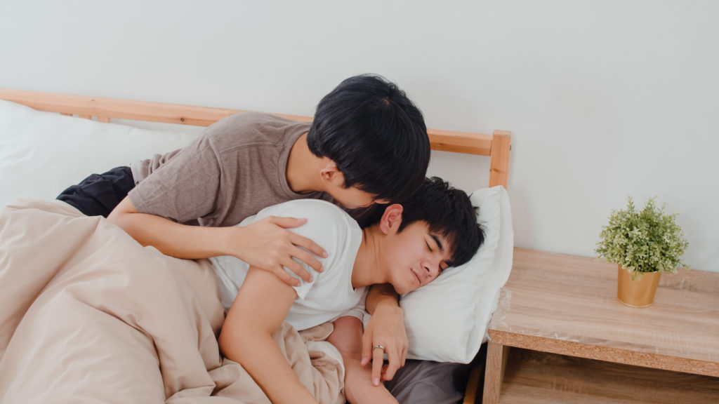 «Il mio coinquilino bisessuale mi bacia mentre dormo e mi piace»: il post di uno studente etero