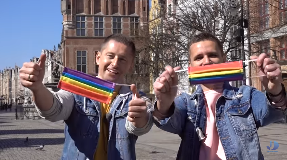Polonia, coppia gay distribuisce mascherine arcobaleno contro le “zone libere da LGBT”