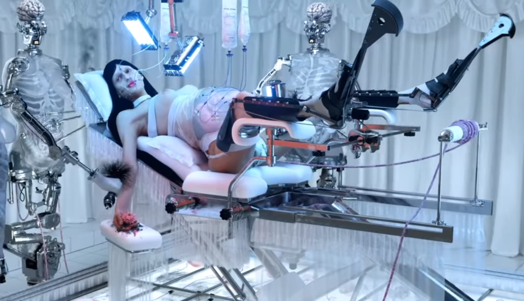 Arca pubblica l’eclettico videoclip del nuovo singolo “Nonbinary”