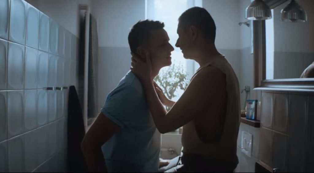 Una coppia gay per la prima volta in uno spot: Durex sfida l’omofobia in Polonia