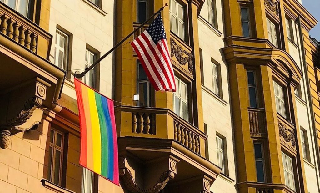 Ambasciata USA espone una bandiera arcobaleno nel centro di Mosca