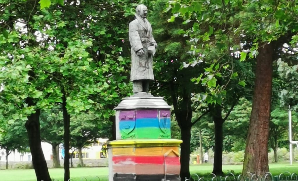 Dublino, dipinta di arcobaleno la statua di Seán Russell, alleato dei nazisti