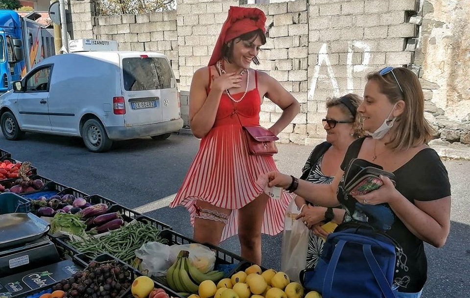 Andrea Ibba Monni, l’attore en travesti che ha portato la propria favolosità in un mercato sardo