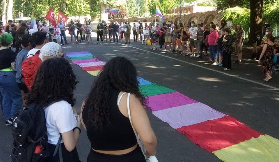 Omofobia a Piacenza, 15enne accerchiato dal branco mentre andava a manifestare
