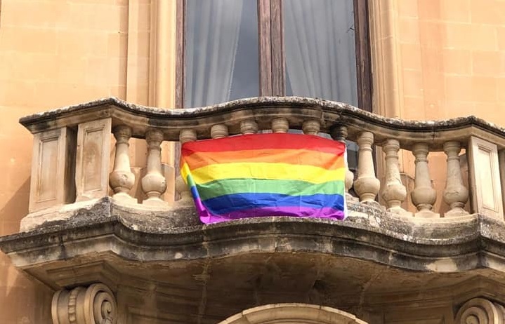A Lecce manifestanno le Sentinelle in Piedi e il Comune espone la bandiera arcobaleno