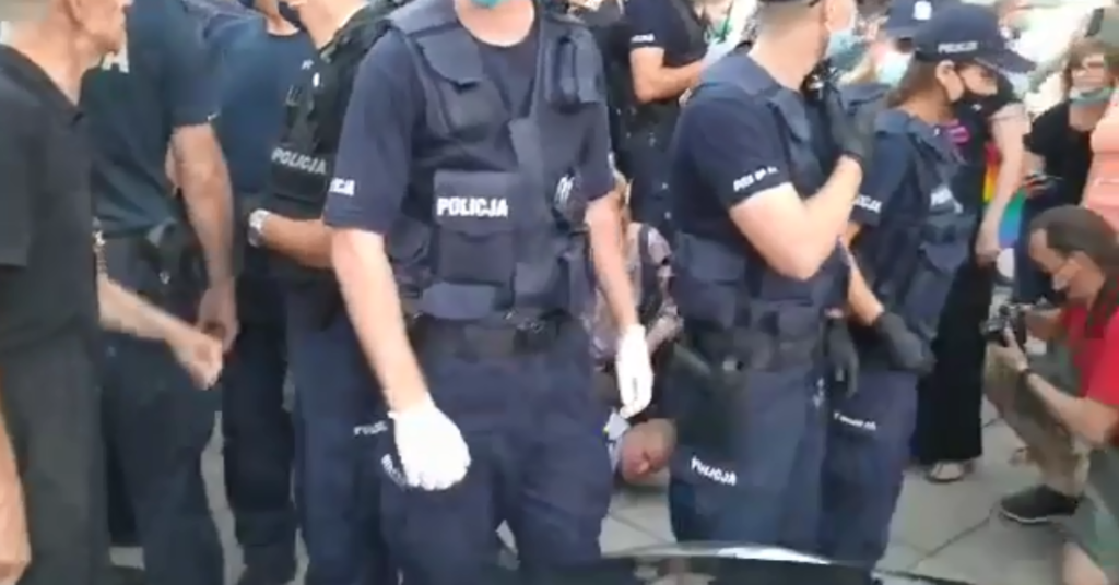 Italiano arrestato alla protesta LGBT a Varsavia: «In manette solo per essere stato lì»