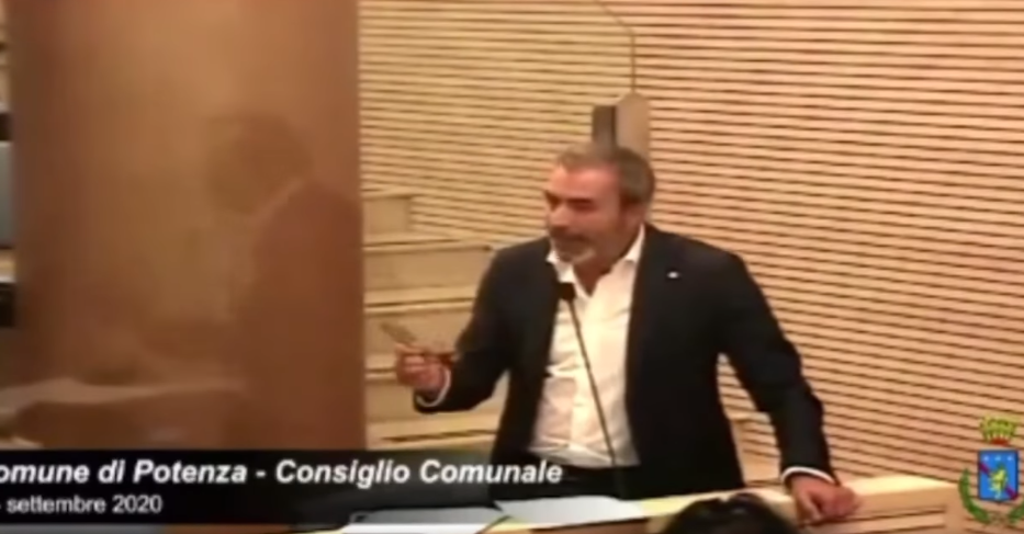 «L’omosessualità è contro natura»: intervento omofobo del consigliere di Fratelli d’Italia a Potenza