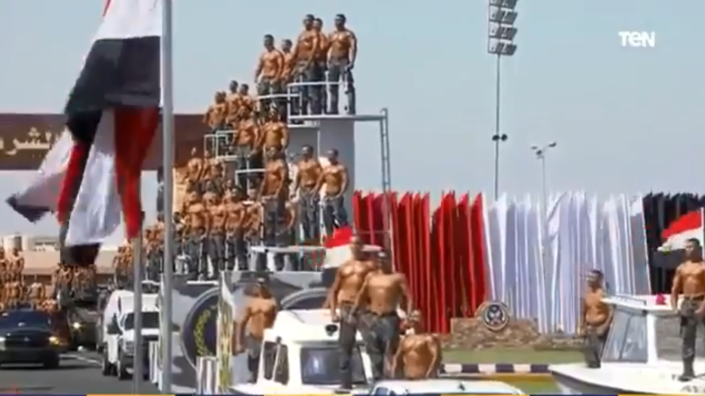 1500 uomini muscolosi sfilano a torso nudo: non è il Pride ma la parata della polizia egiziana