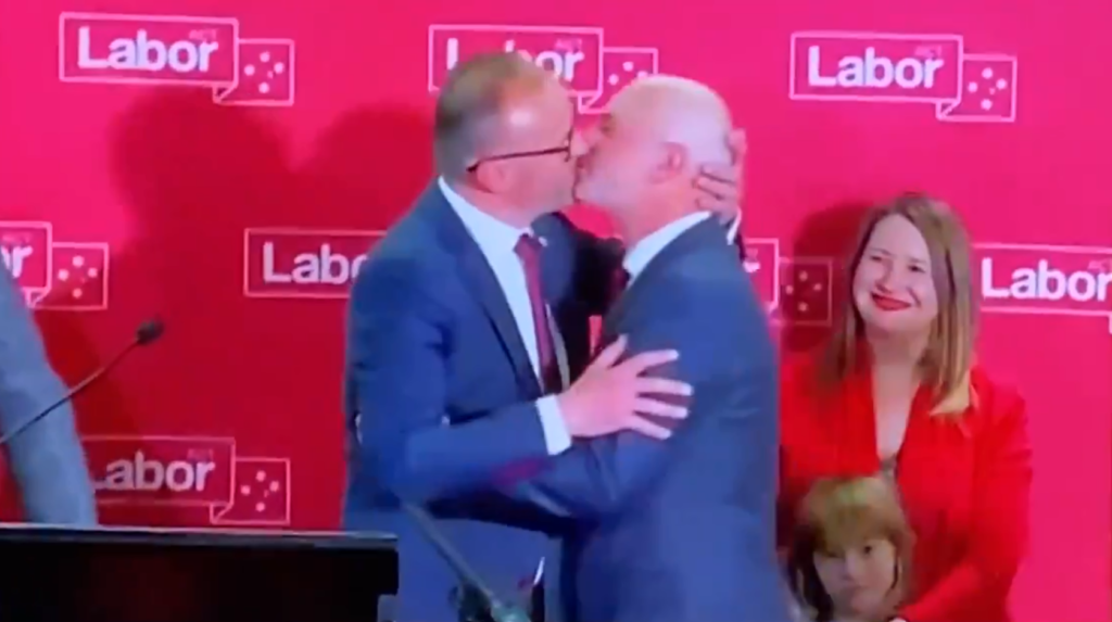 Australia, politico vince le elezioni e bacia il marito in un video diventato virale