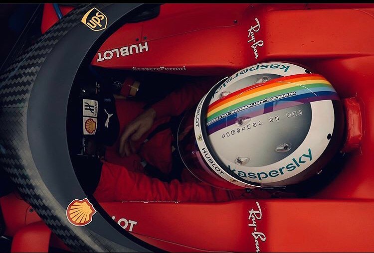 Formula 1, Sebastian Vettel indossa un casco rainbow al GP di Turchia: «We race as one»