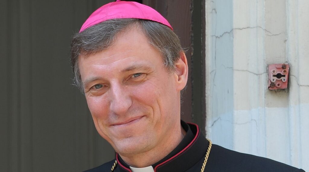 Lettonia, l’arcivescovo Zbignevs Stankevics chiede alla politica le unioni civili