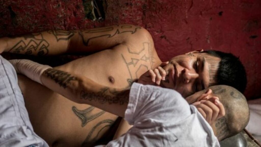Unforgivable, la dura vita dei prigionieri gay di El Salvador in un documentario