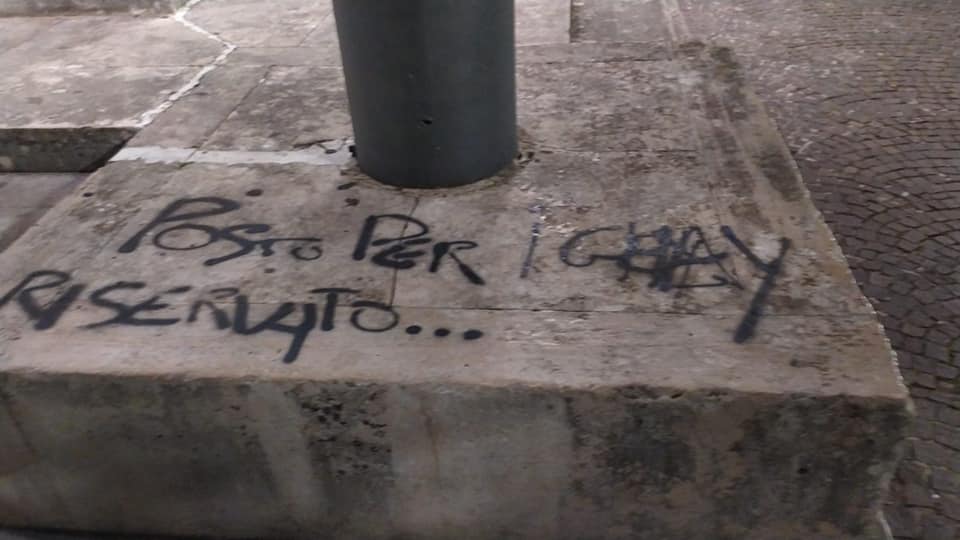 «Posto per i gay riservato»: la scritta omofoba in una piazza del Salento