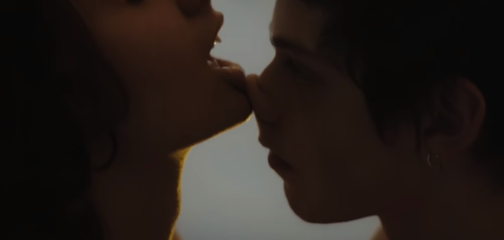 L’amore tra due donne nel videoclip di Voce, il brano sanremese di Madame