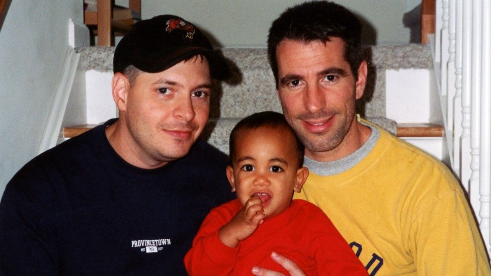 Danny e Pete, papà per caso di un bebè trovato in metropolitana