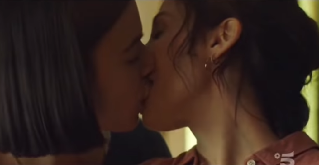Sgarbi indignato per il bacio nello spot Dietorelle: «È pornografia!»
