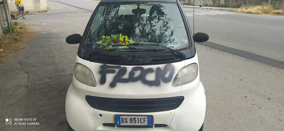 Catanzaro, sfregiata con scritte omofobe l’auto dell’attivista LGBT+ Davide Sgro