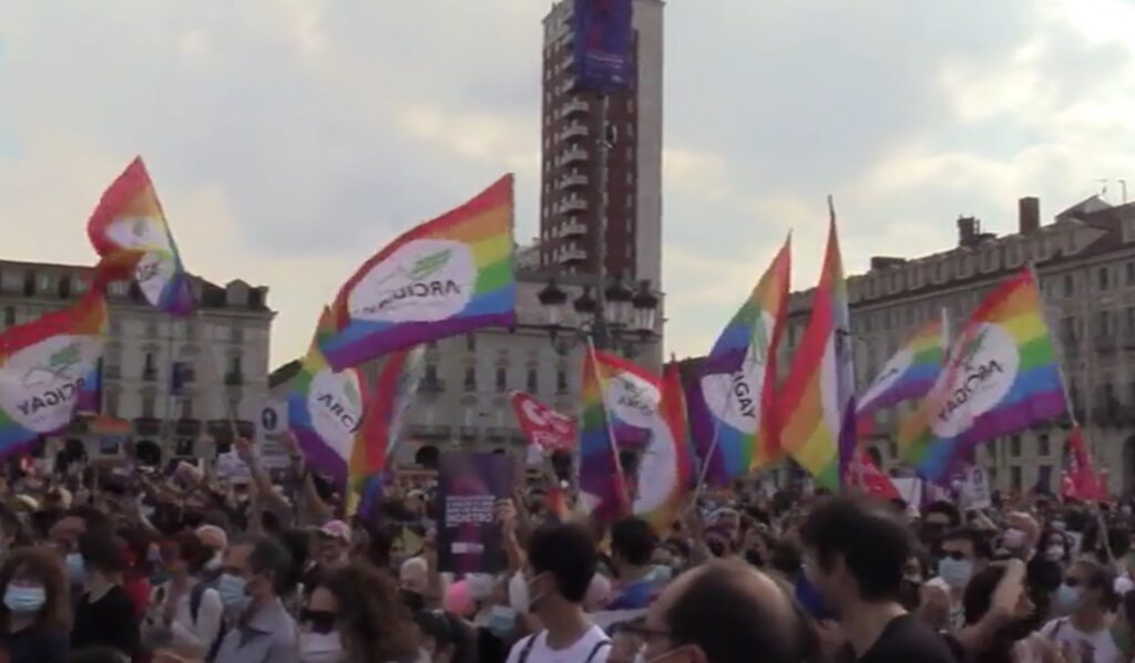 A Torino migliaia di persone in piazza Castello per l’approvazione del ddl Zan